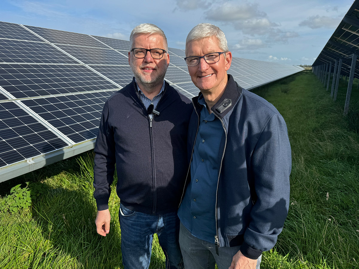 Christoph Dernbach mit Tim Cook vor Solaranlage